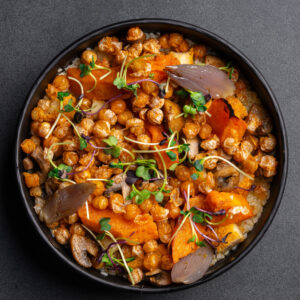 Bowl Végé – Tofu Crispy, Courge Rôtie & Champignons
